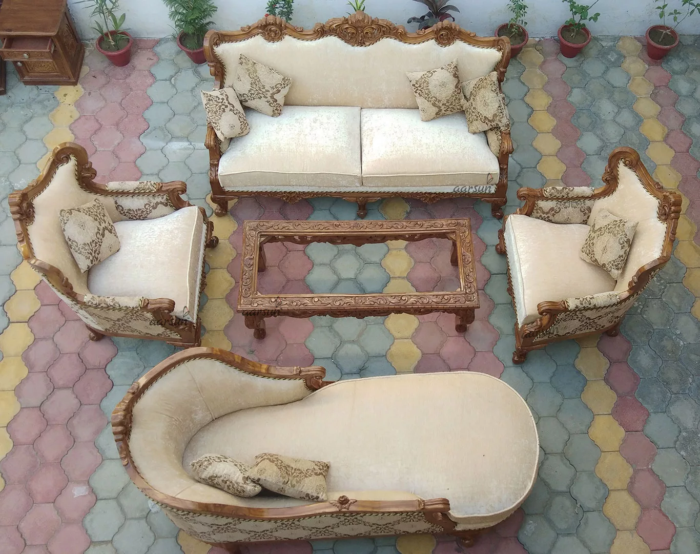 Exclusive Sofas – Carved Living Room Furniture UH-SF-0081-A