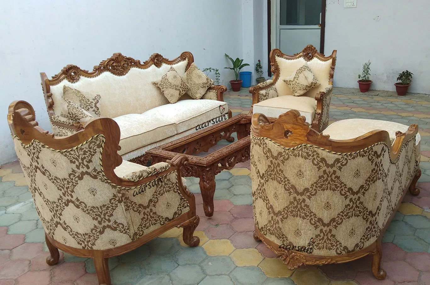 Exclusive Sofas – Carved Living Room Furniture UH-SF-0081-B