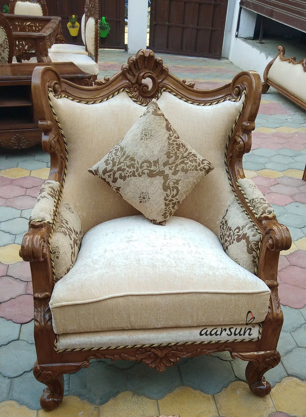 Exclusive Sofas – Carved Living Room Furniture UH-SF-0081-D