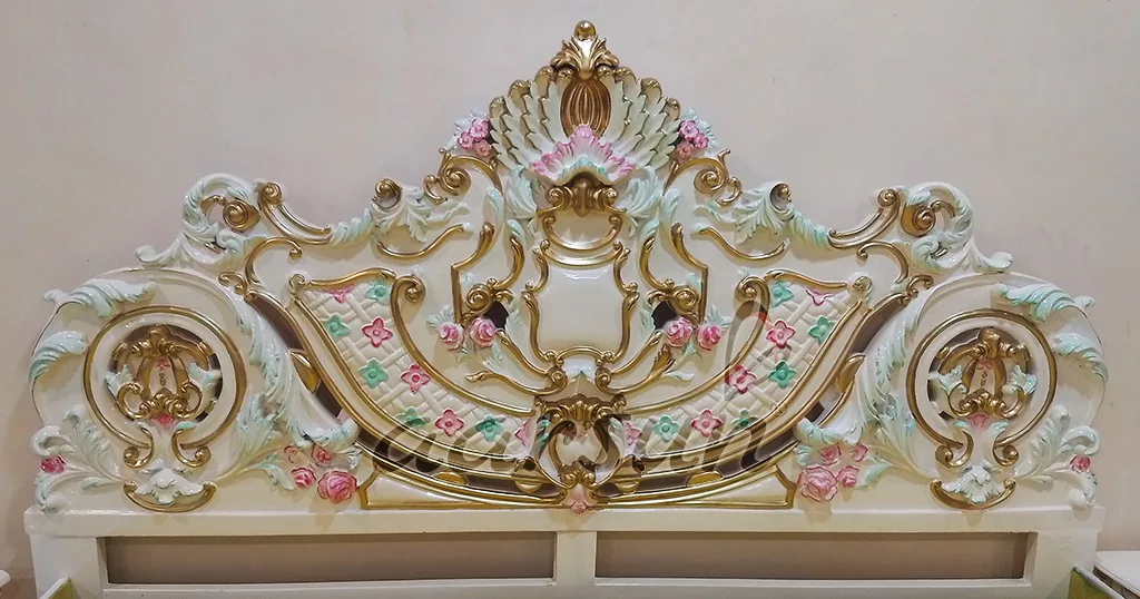 Victorian Style Bed – White Finish with Golden Highlights UH-BED-0006-D