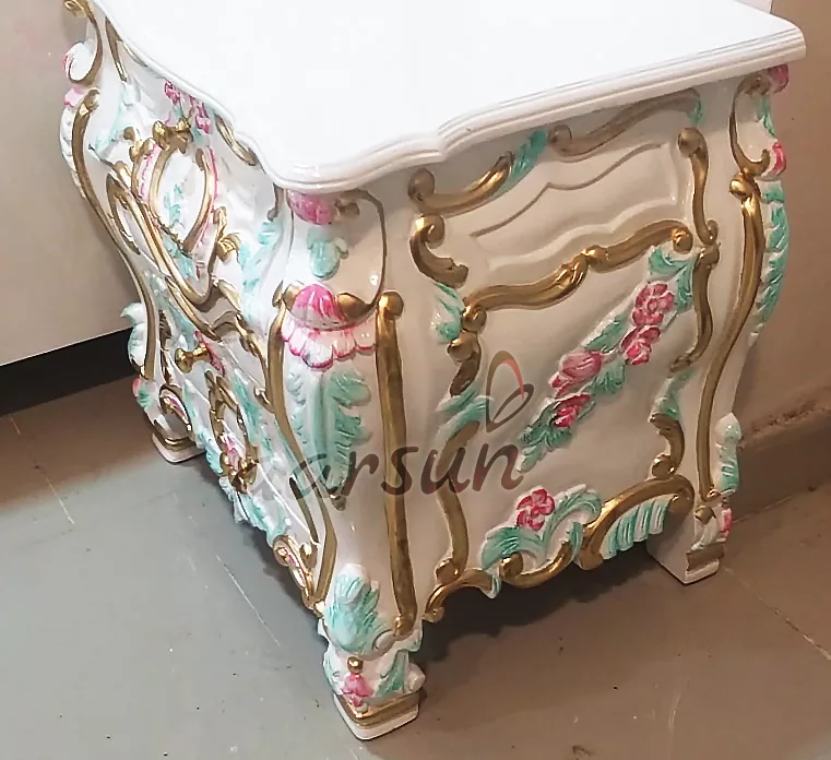 Victorian Style Bed – White Finish with Golden Highlights UH-BED-0006-E