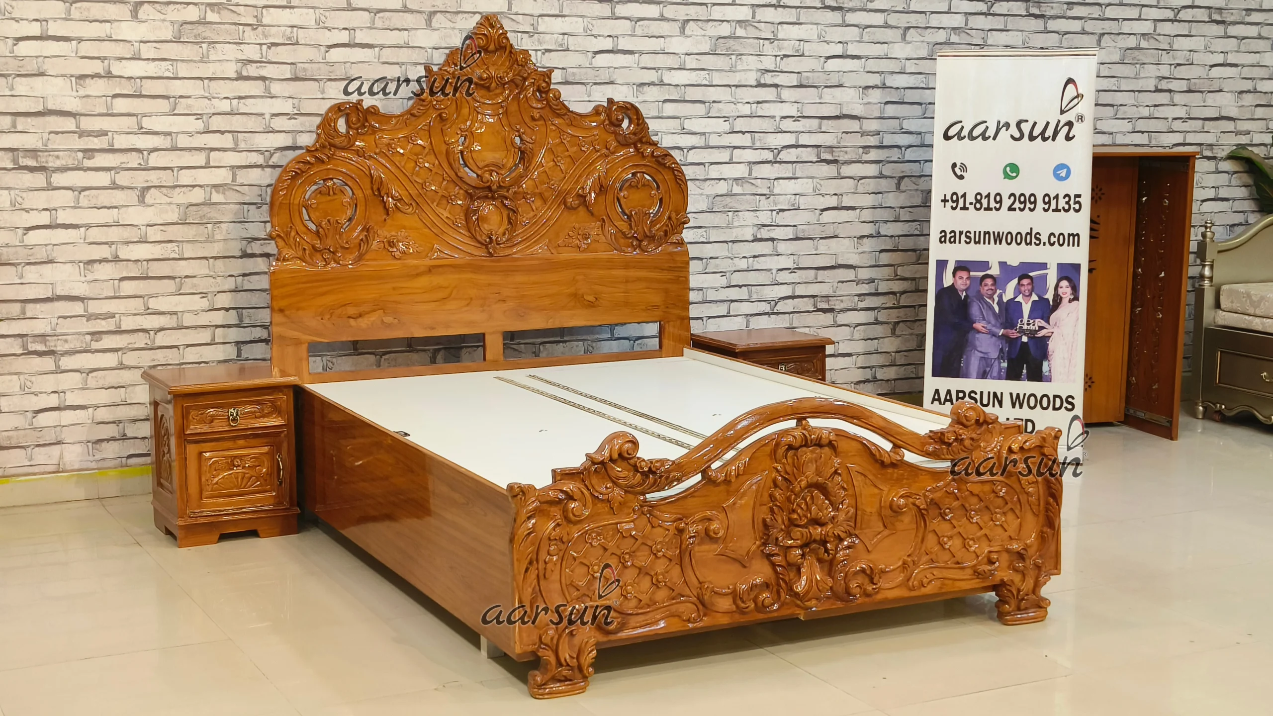 Wooden Bed Made by Indian Artisans - Image 4