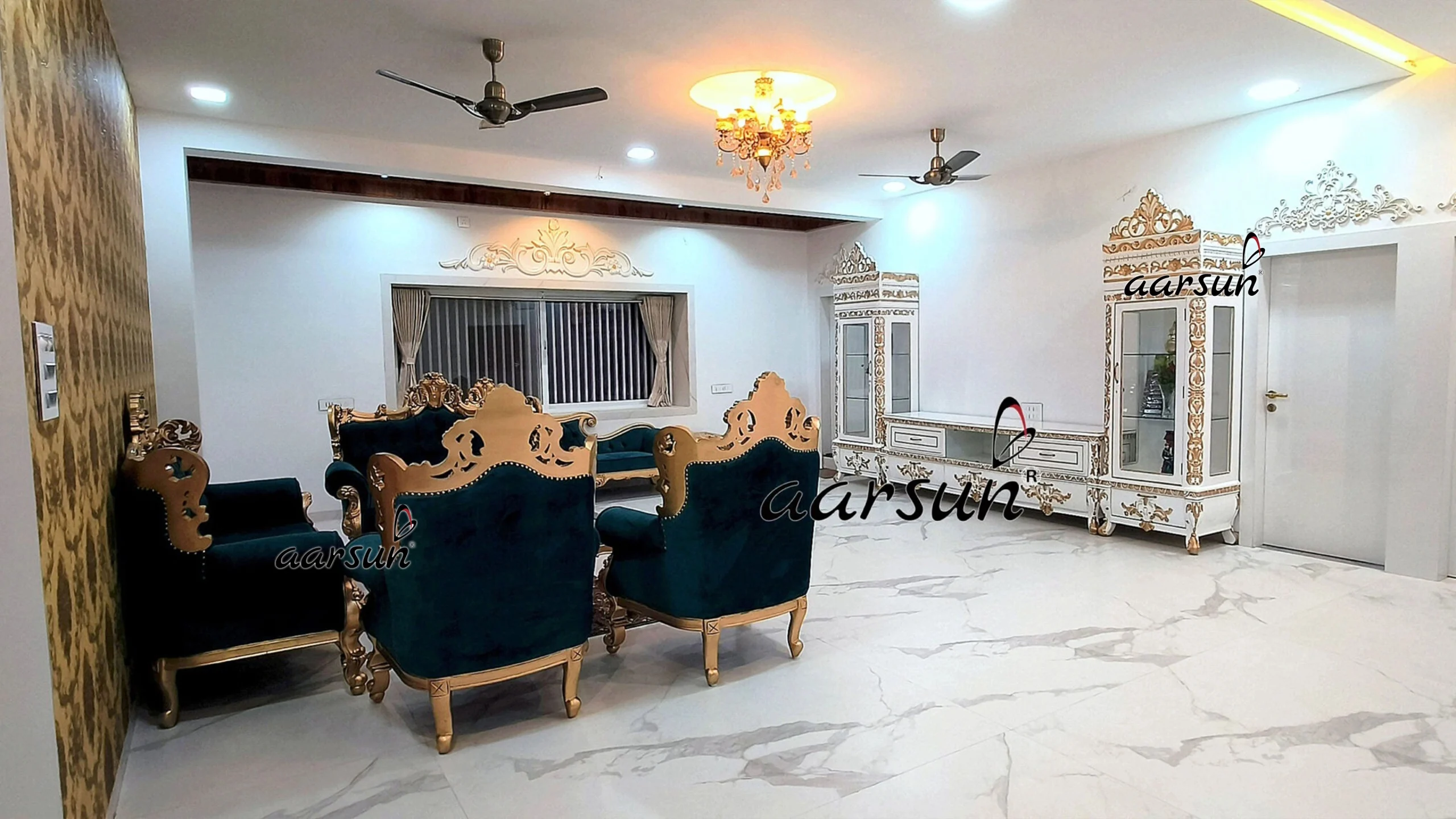 Equisite Royal Wooden Sofa Set with Velvet Upholstery